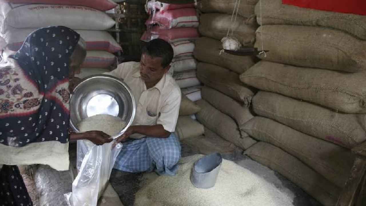 Ration Distribution: 3 నెలల రేషన్ ఇంకా తీసుకోలేదా?.. మీకో బిగ్ అలర్ట్.. గుడ్ న్యూస్ Ration Distribution: 3 నెలల రేషన్ ఇంకా తీసుకోలేదా?.. మీకో బిగ్ అలర్ట్.. గుడ్ న్యూస్