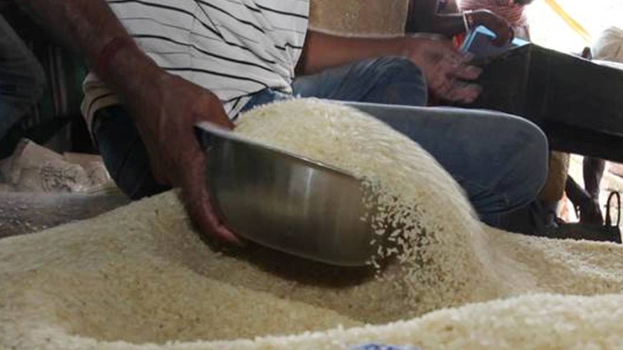 Ration Card: కొత్త రేషన్ కార్డుదారులు.. అప్లికేషన్ పెట్టుకున్న వారికి బిగ్ అప్డేట్.. Ration Card: కొత్త రేషన్ కార్డుదారులు.. అప్లికేషన్ పెట్టుకున్న వారికి బిగ్ అప్డేట్..