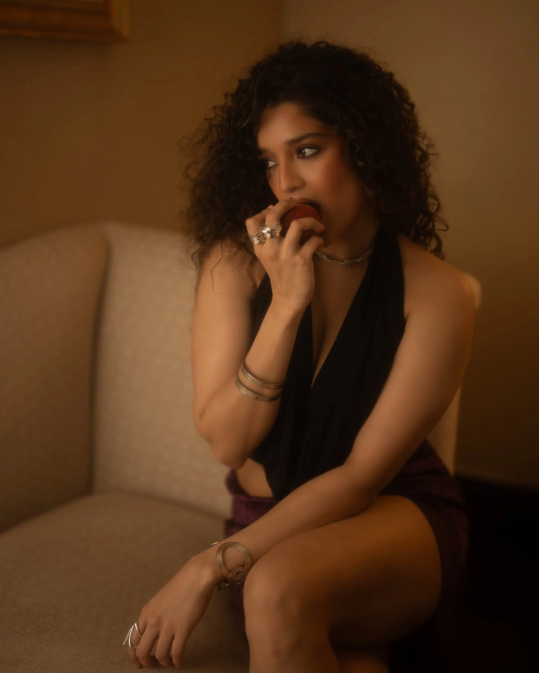 Ritika Singh Sizzling Photos