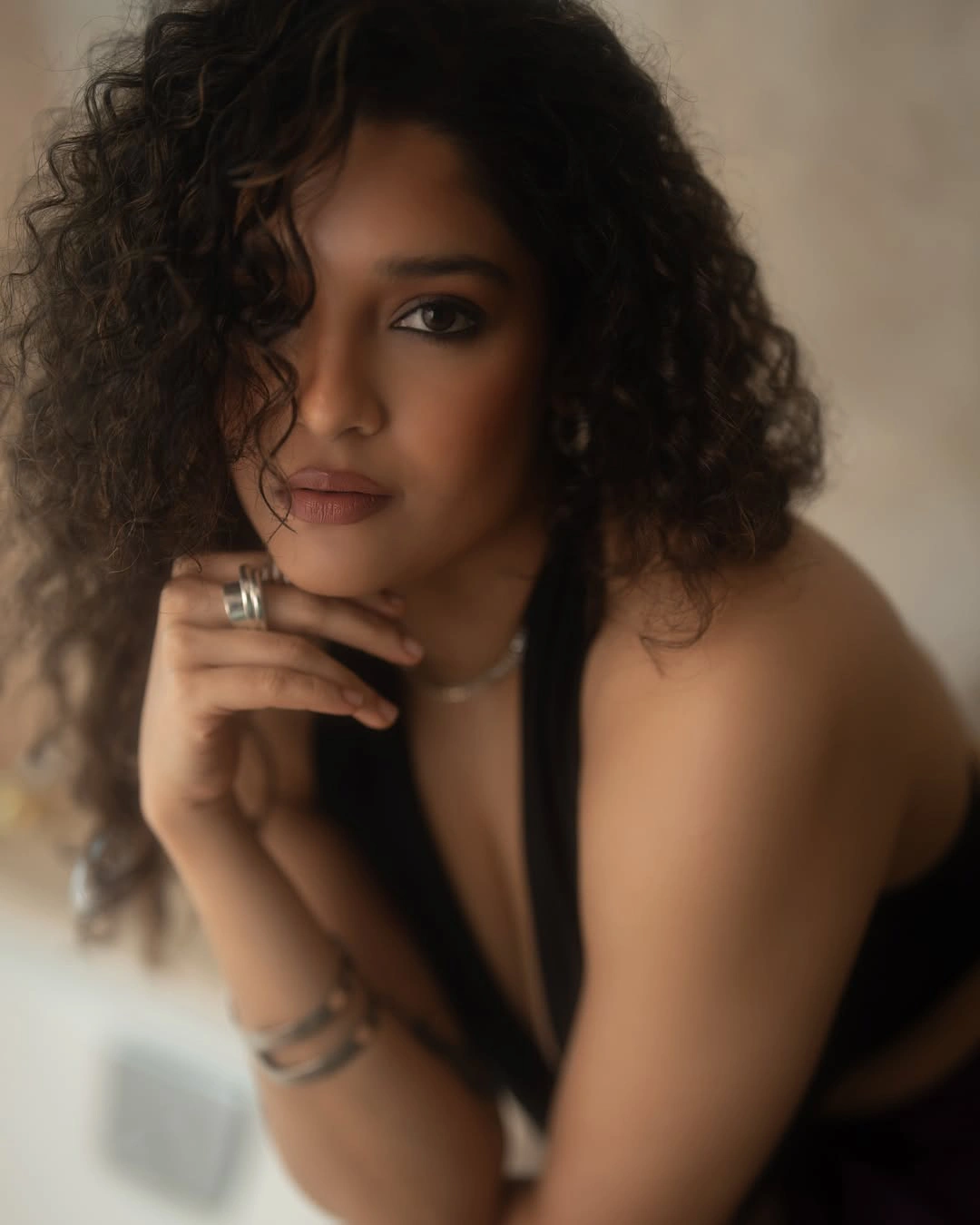 Ritika Singh Sizzling Photos