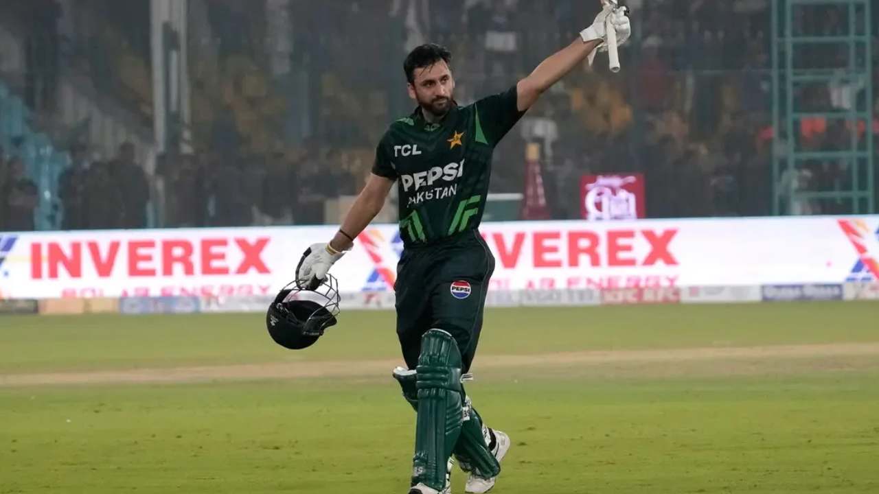 Pakistan : పాక్ తలరాతను మార్చేందుకు పీసీబీ కీలక నిర్ణయం.. రిజ్వాన్, మసూద్ పోస్ట్లు ఊస్ట్..! ఆల్రౌండర్కే మూడు ఫార్మాట్ల సారథ్యం.. Pakistan : పాక్ తలరాతను మార్చేందుకు పీసీబీ కీలక నిర్ణయం.. రిజ్వాన్, మసూద్ పోస్ట్లు ఊస్ట్..! ఆల్రౌండర్కే మూడు ఫార్మాట్ల సారథ్యం..