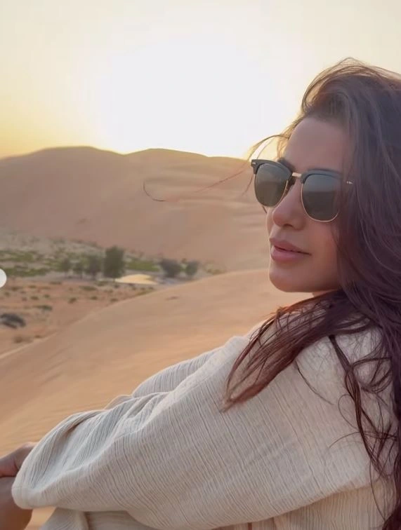 Samantha Enjoying Vacation in Arab Desert