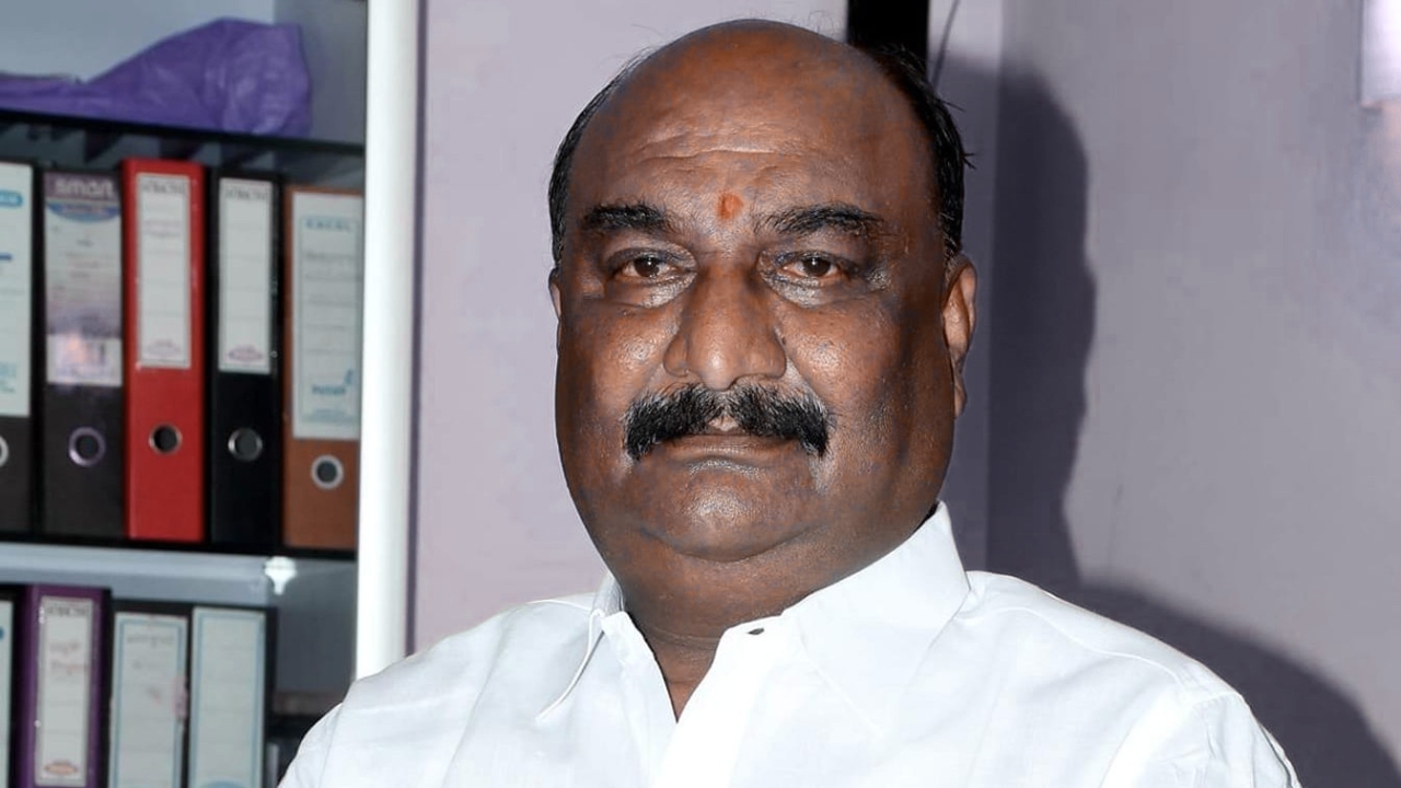 ఎంపీ డ్రైవర్కు రూ.150 కోట్ల భూమి గిఫ్ట్.. అసలు కథేంటి? ఎంపీ డ్రైవర్కు రూ.150 కోట్ల భూమి గిఫ్ట్.. అసలు కథేంటి?