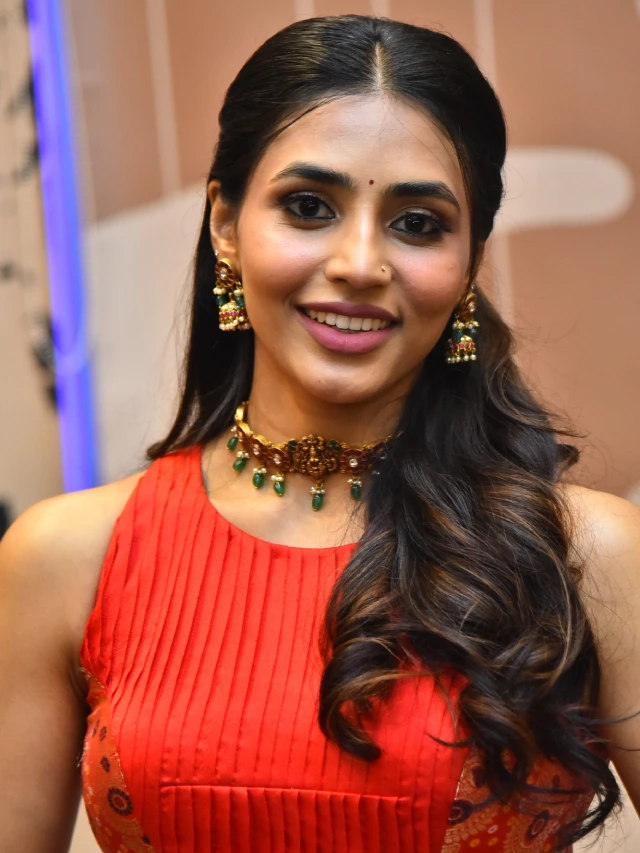Sapthami Gowda Shines in Thammudu Trailer Launch Event