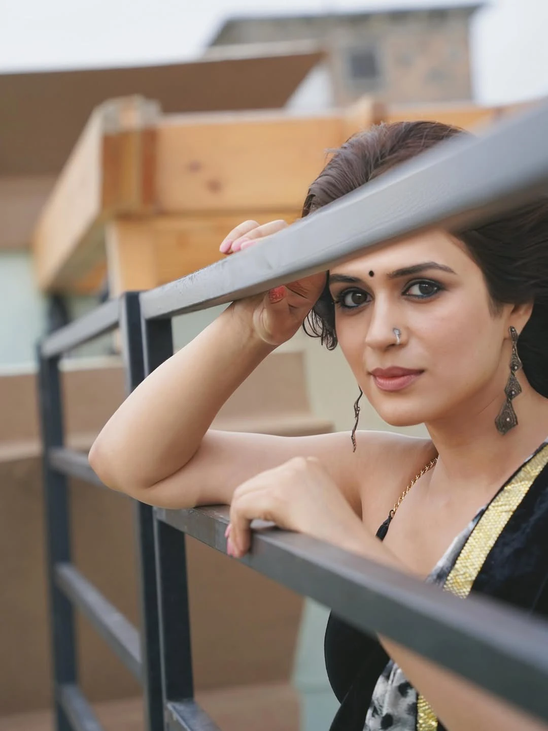 Shraddha Das Stunning Looks in saree