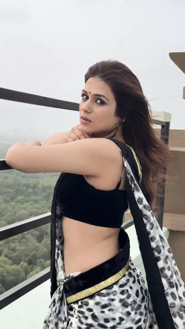 Shraddha Das Stunning Looks in saree