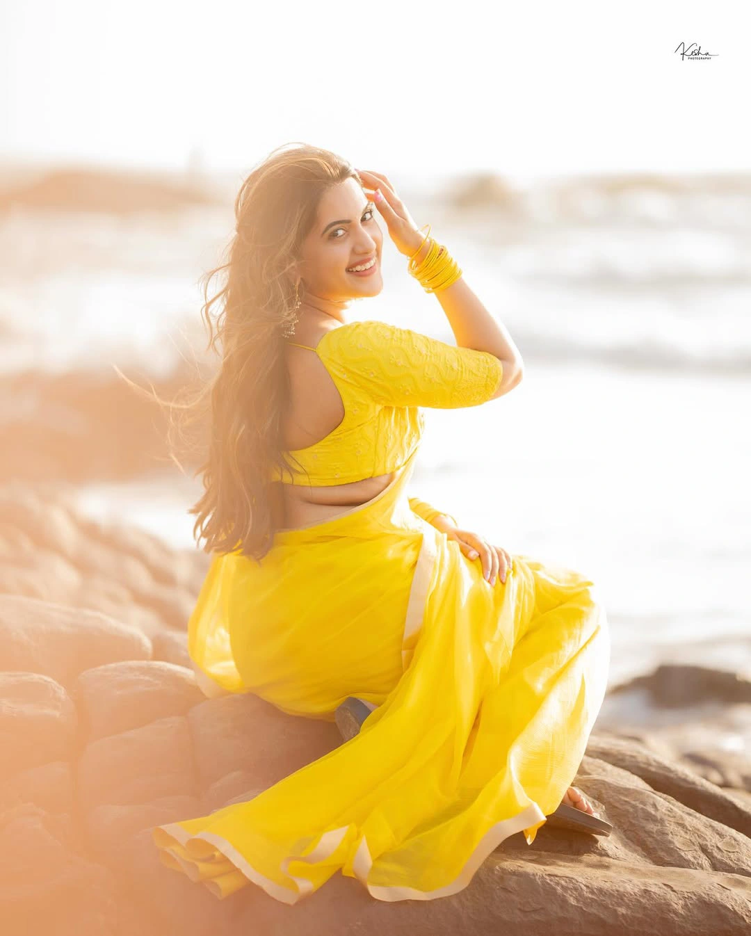 Anchor Sravanthi Chokarapu Photos in Saree at Goa Beach