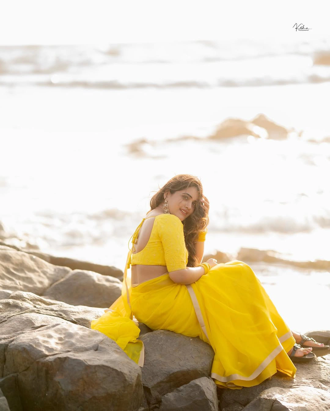 Anchor Sravanthi Chokarapu Photos in Saree at Goa Beach