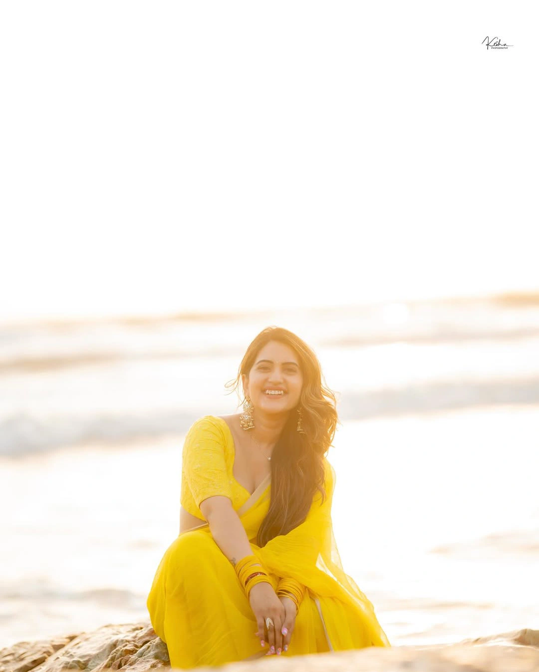 Anchor Sravanthi Chokarapu Photos in Saree at Goa Beach