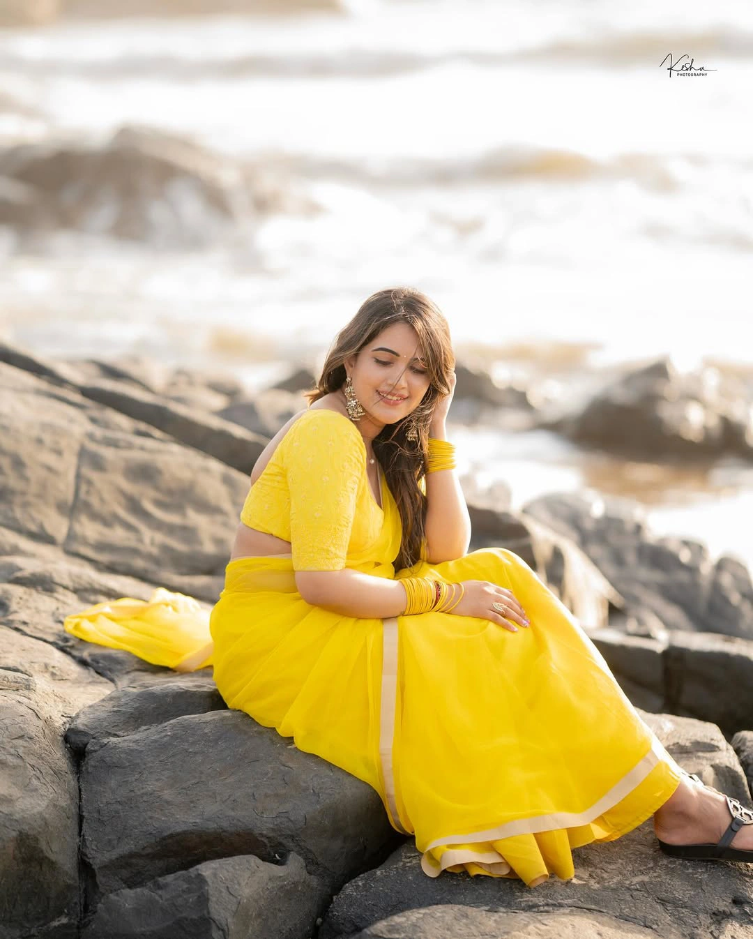 Anchor Sravanthi Chokarapu Photos in Saree at Goa Beach