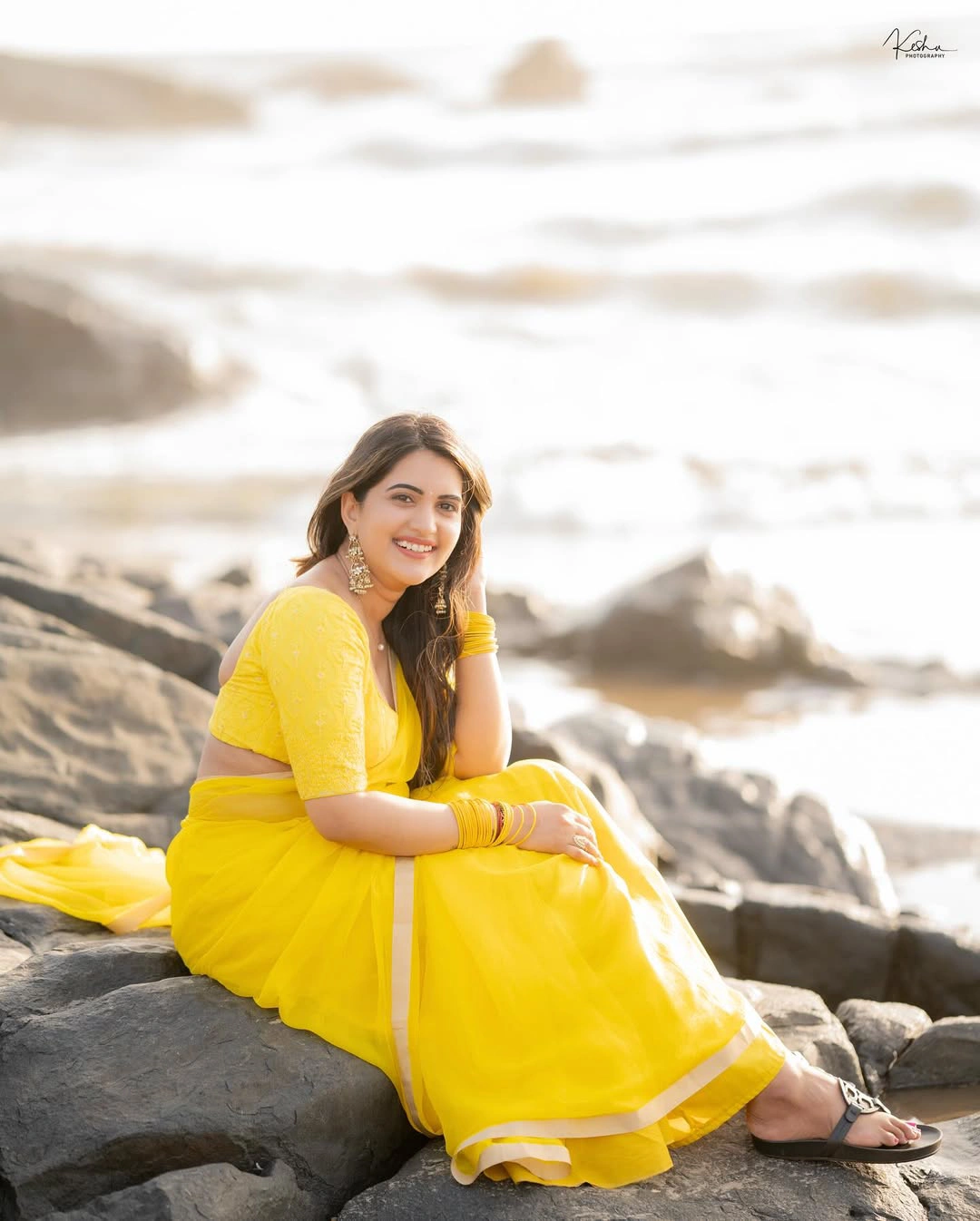 Anchor Sravanthi Chokarapu Photos in Saree at Goa Beach