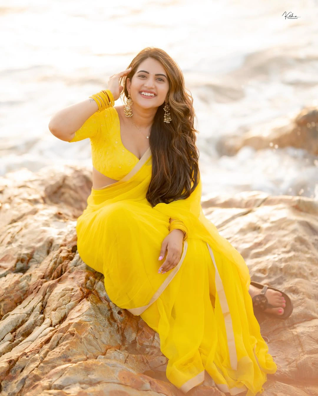 Anchor Sravanthi Chokarapu Photos in Saree at Goa Beach