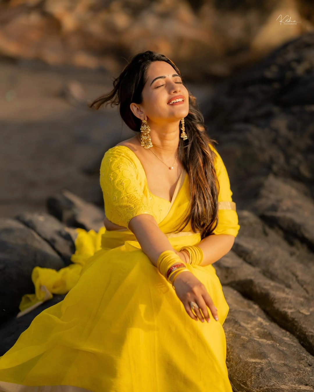 Anchor Sravanthi Chokarapu Photos in Saree at Goa Beach