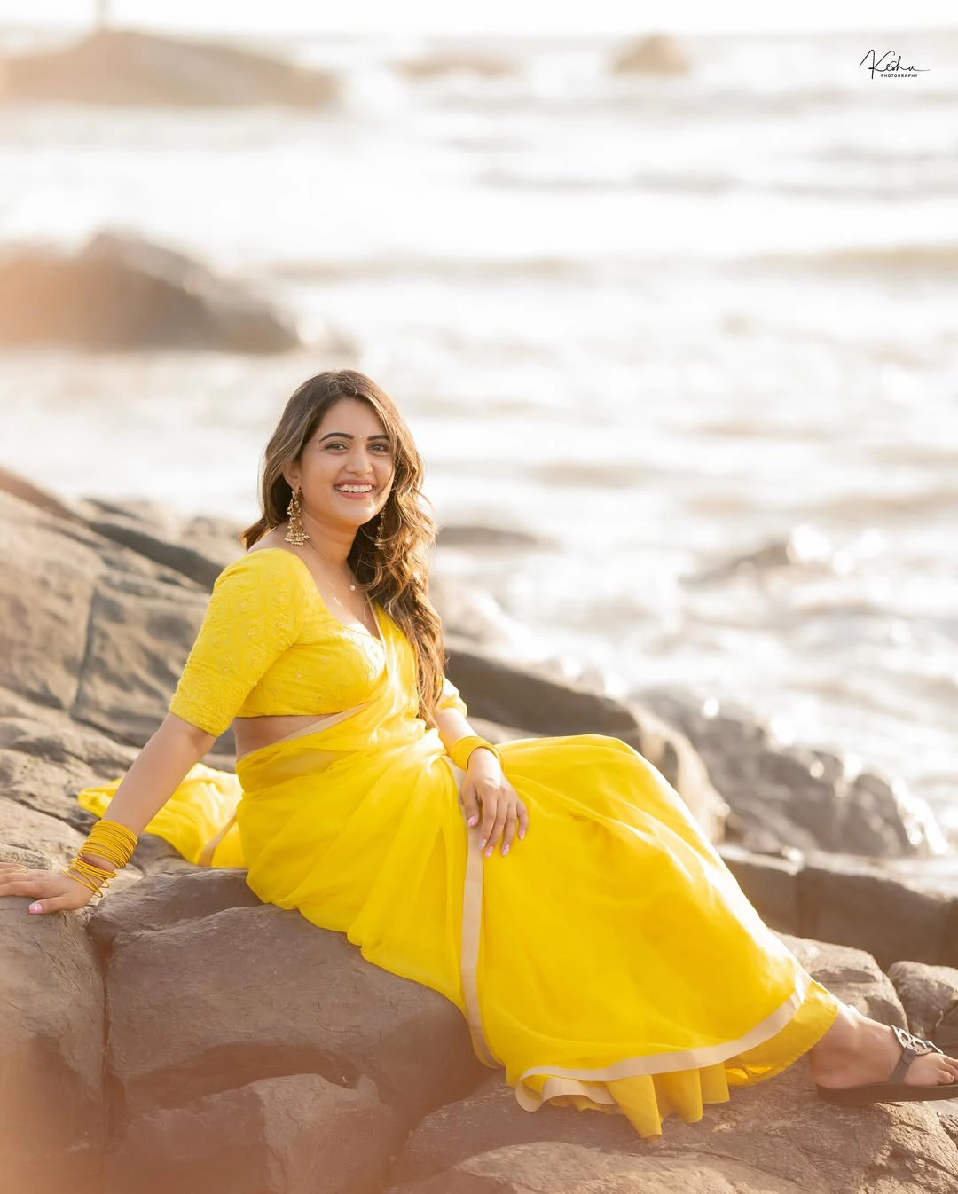 Anchor Sravanthi Chokarapu Photos in Saree at Goa Beach
