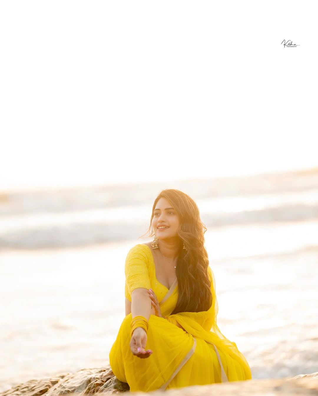 Anchor Sravanthi Chokarapu Photos in Saree at Goa Beach