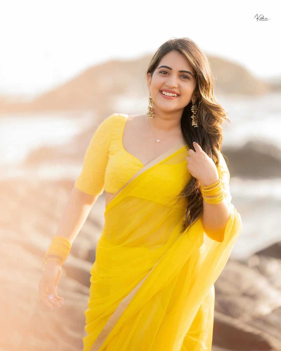 Anchor Sravanthi Chokarapu Photos in Saree at Goa Beach