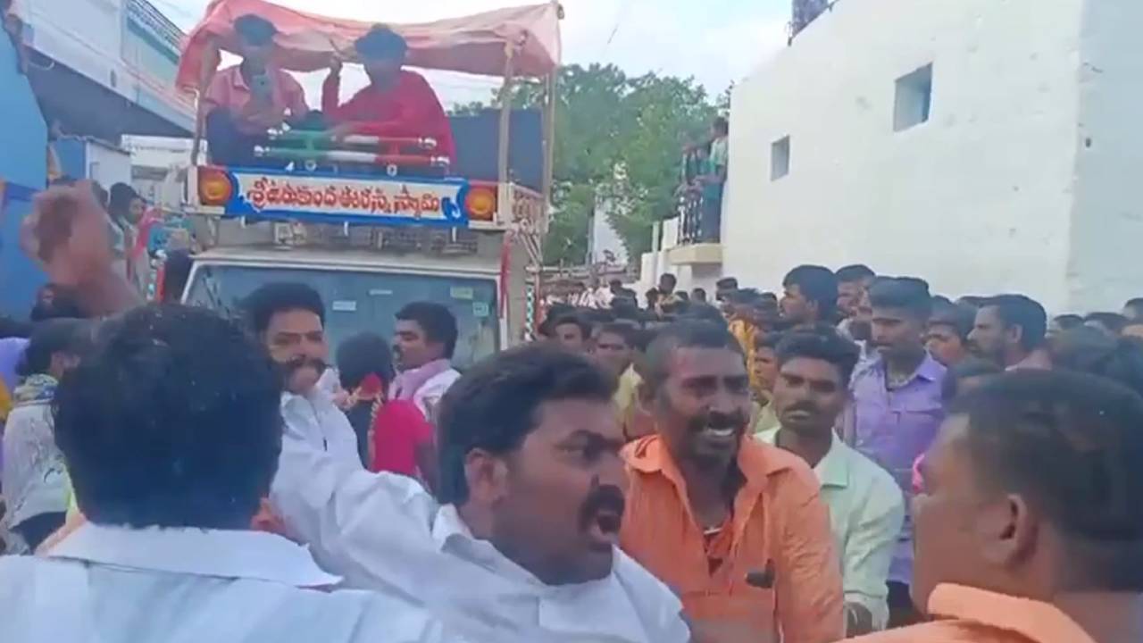 టీడీపీ, వైసీపీ వర్గీయుల మధ్య ఘర్షణ.. పెళ్లి బృందంపై కర్రలు, ఇటుకలతో దాడి.. టీడీపీ, వైసీపీ వర్గీయుల మధ్య ఘర్షణ.. పెళ్లి బృందంపై కర్రలు, ఇటుకలతో దాడి..