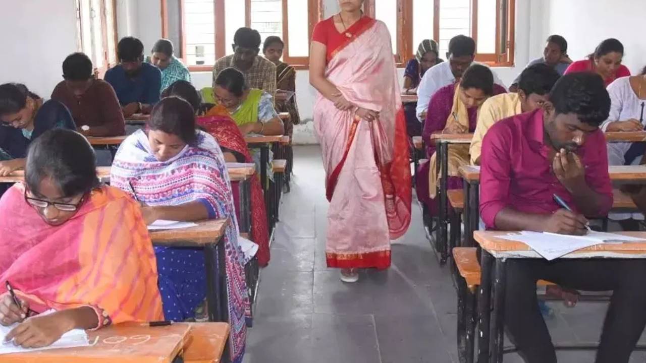 TET Exams: టెట్ ఎగ్జామ్ షెడ్యూల్ వచ్చేసింది.. పరీక్షల తేదీలు మారాయ్.. ఫుల్ డీటెయిల్స్ చెక్ చేసుకోండి.. TET Exams: టెట్ ఎగ్జామ్ షెడ్యూల్ వచ్చేసింది.. పరీక్షల తేదీలు మారాయ్.. ఫుల్ డీటెయిల్స్ చెక్ చేసుకోండి..