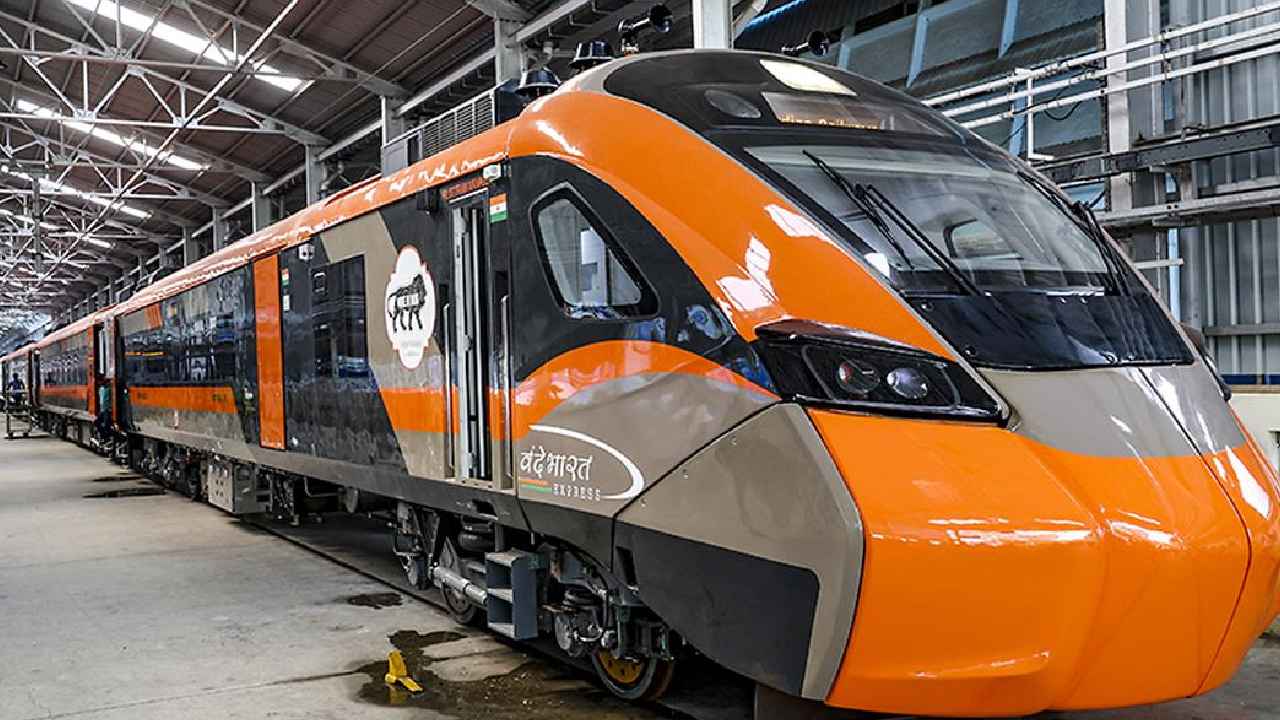 Vande Bharat Sleeper Train: వందే భారత్ స్లీపర్ రైలు.. లోపల సౌకర్యాలు ఎలా ఉన్నాయో చూడండి.. వావ్ అనాల్సిందే.. Vande Bharat Sleeper Train: వందే భారత్ స్లీపర్ రైలు.. లోపల సౌకర్యాలు ఎలా ఉన్నాయో చూడండి.. వావ్ అనాల్సిందే..
