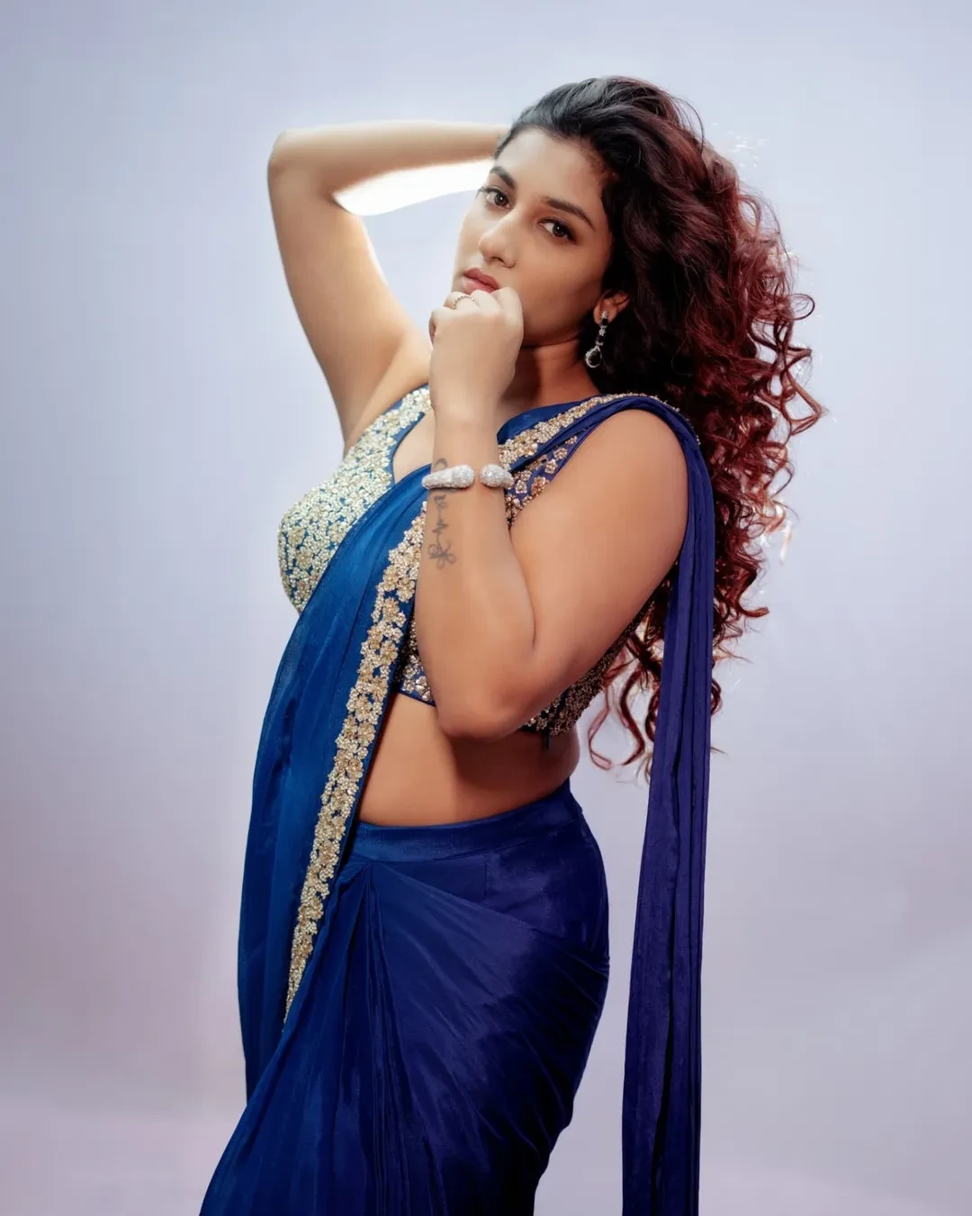 Anchor Vishnupriyaa Bhimeneni Sizzling Photos in Blue Saree