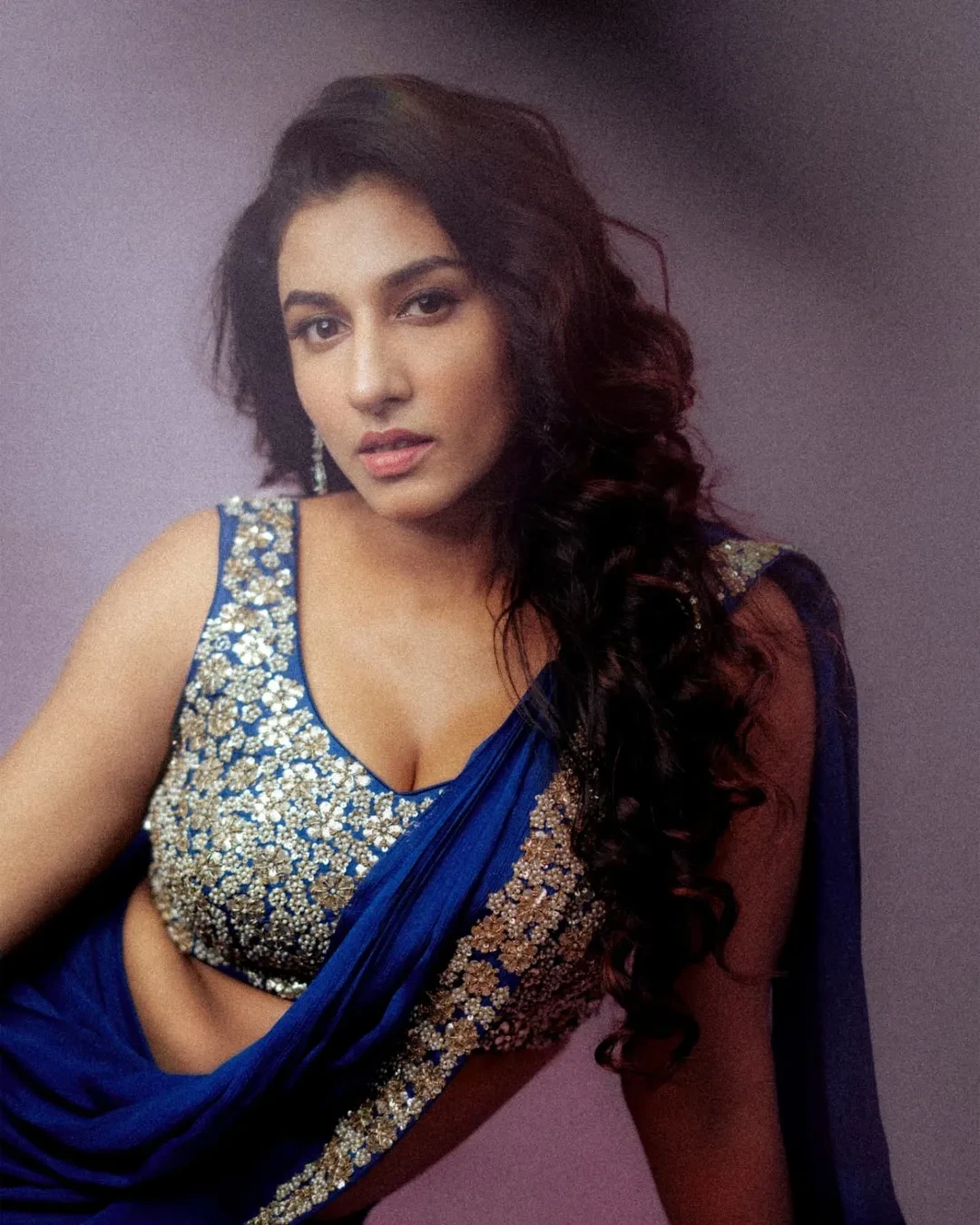Anchor Vishnupriyaa Bhimeneni Sizzling Photos in Blue Saree