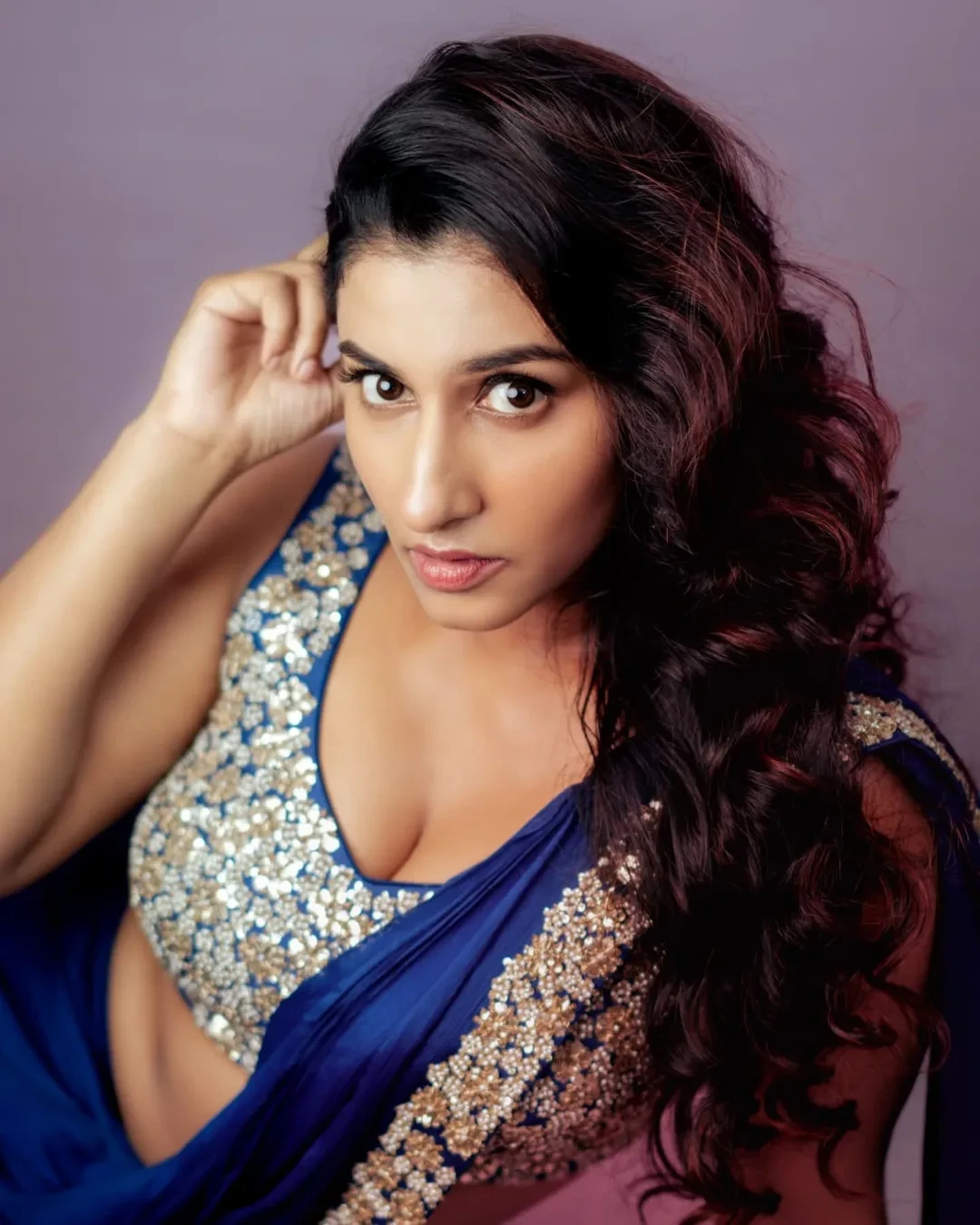 Anchor Vishnupriyaa Bhimeneni Sizzling Photos in Blue Saree