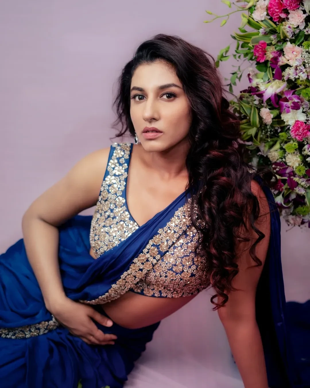 Anchor Vishnupriyaa Bhimeneni Sizzling Photos in Blue Saree