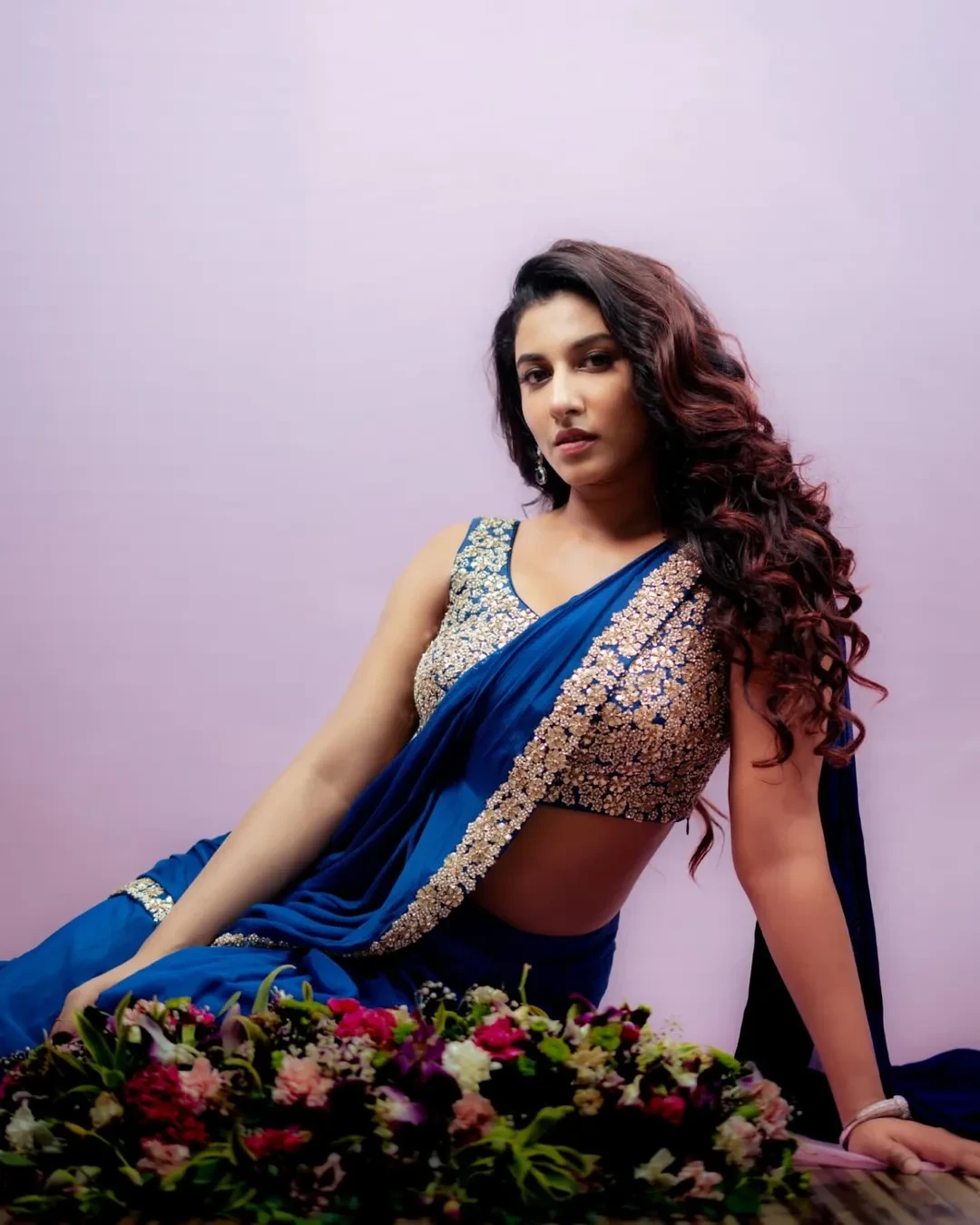 Anchor Vishnupriyaa Bhimeneni Sizzling Photos in Blue Saree