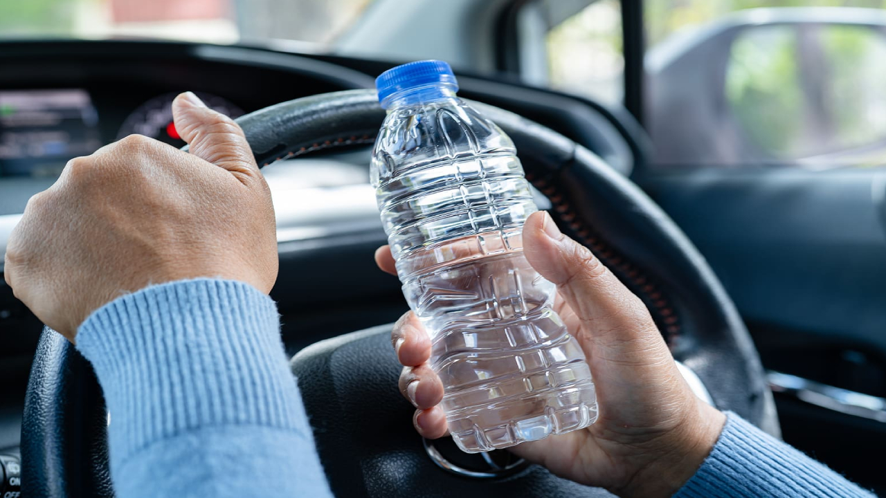 Water Bottle In Car: వాటర్ బాటిల్ కారులో వదిలేస్తున్నారా.. ఇది చాలా ప్రమాదం.. విషంగా మారుతుందట.. ఇవి తెలుసుకోండి Water Bottle In Car: వాటర్ బాటిల్ కారులో వదిలేస్తున్నారా.. ఇది చాలా ప్రమాదం.. విషంగా మారుతుందట.. ఇవి తెలుసుకోండి