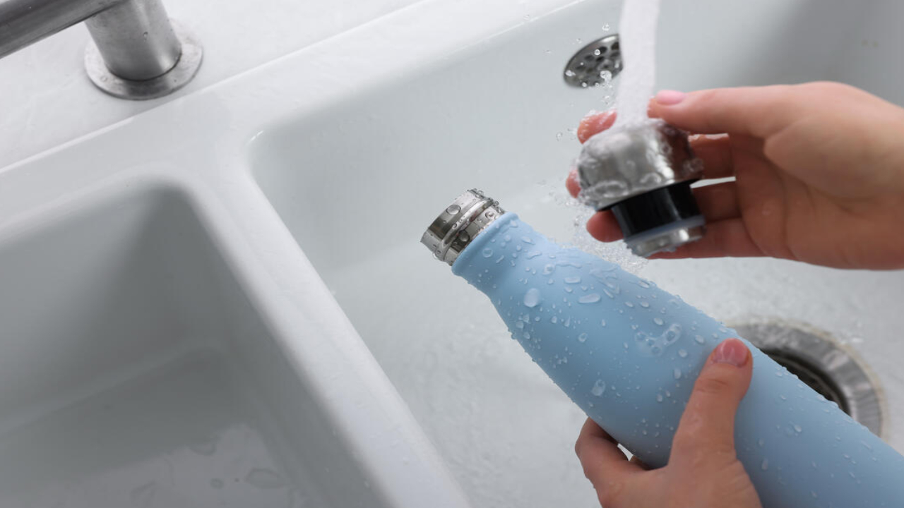 Water bottle cleaning: వాటర్ బాటిల్స్ అస్సలు అలా క్లీన్ చేయకండి? చాలా డేంజర్.. ఒకసారి ఇలా ట్రై చేయండి Water bottle cleaning: వాటర్ బాటిల్స్ అస్సలు అలా క్లీన్ చేయకండి? చాలా డేంజర్.. ఒకసారి ఇలా ట్రై చేయండి