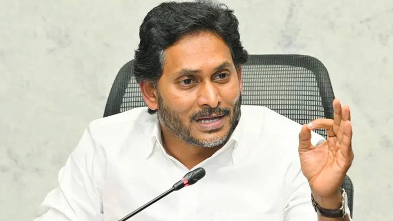 Pulivendula ZPTC Bypoll: పులివెందుల జడ్పీటీసీ బైపోల్.. రిజల్ట్పై క్లారిటీ వచ్చేసిందా? జగన్ మాటల్లో అర్థమేంటి? Pulivendula ZPTC Bypoll: పులివెందుల జడ్పీటీసీ బైపోల్.. రిజల్ట్పై క్లారిటీ వచ్చేసిందా? జగన్ మాటల్లో అర్థమేంటి?