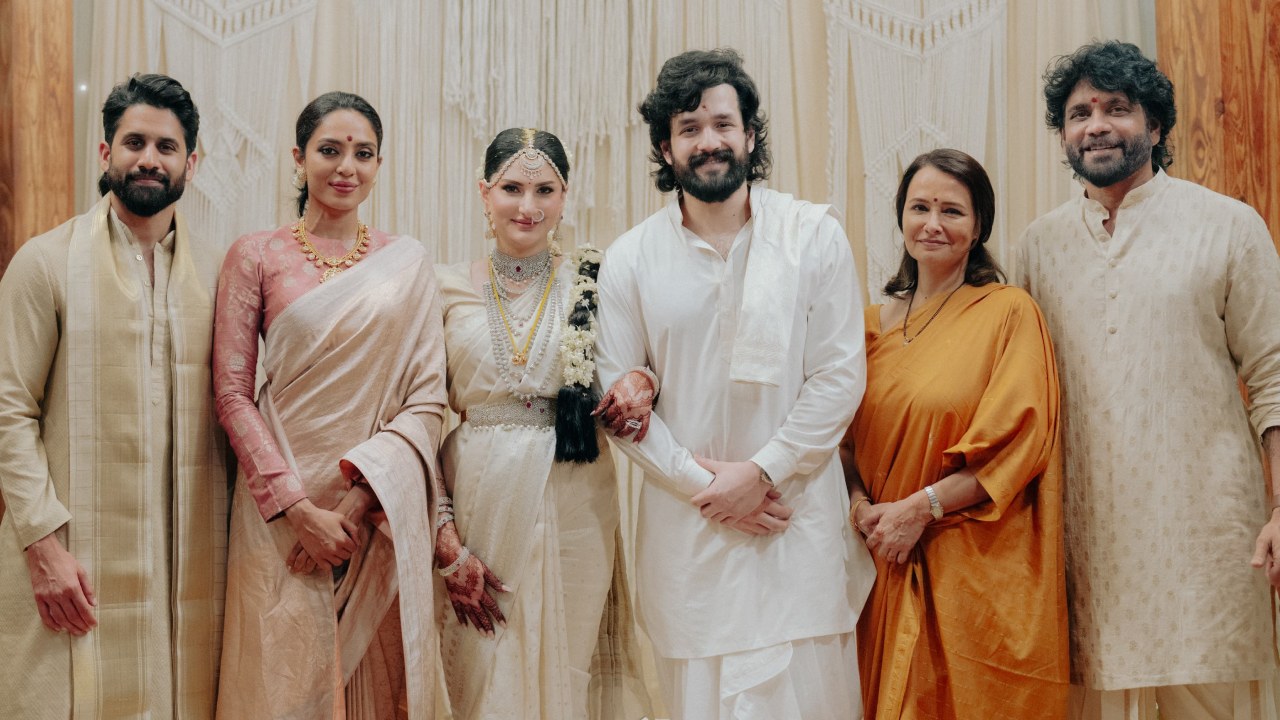 Akkineni Family : అఖిల్ పెళ్లి.. ‘అక్కినేని ఫ్యామిలీ ఫొటో’ వైరల్.. ముగ్గురు దంపతులు.. Akkineni Family : అఖిల్ పెళ్లి.. ‘అక్కినేని ఫ్యామిలీ ఫొటో’ వైరల్.. ముగ్గురు దంపతులు..