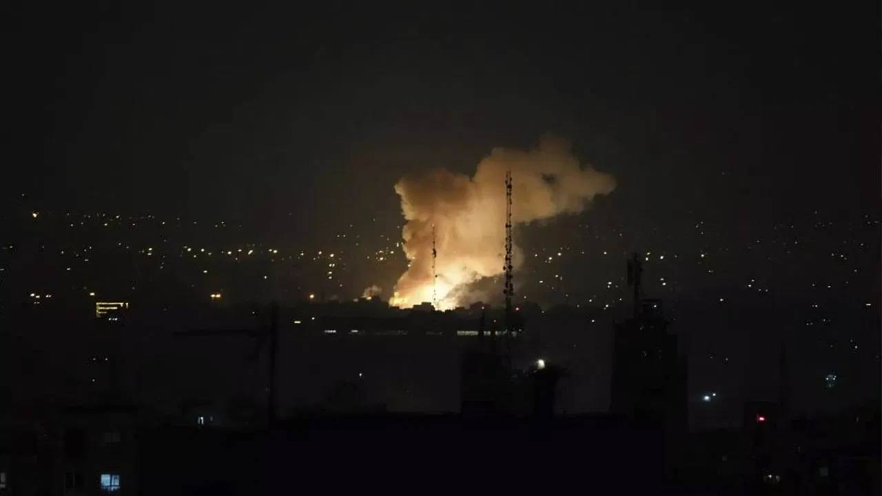 Iran vs Israel war: ఇరాన్, ఇజ్రాయెల్ వార్.. రంగంలోకి అమెరికా.. ఇరాన్ అణుకేంద్రాలపై బీ-2 స్పిరిట్ బాంబర్లతో భారీ దాడులు.. అనంతరం ట్రంప్ కీలక ప్రకటన Iran vs Israel war: ఇరాన్, ఇజ్రాయెల్ వార్.. రంగంలోకి అమెరికా.. ఇరాన్ అణుకేంద్రాలపై బీ-2 స్పిరిట్ బాంబర్లతో భారీ దాడులు.. అనంతరం ట్రంప్ కీలక ప్రకటన