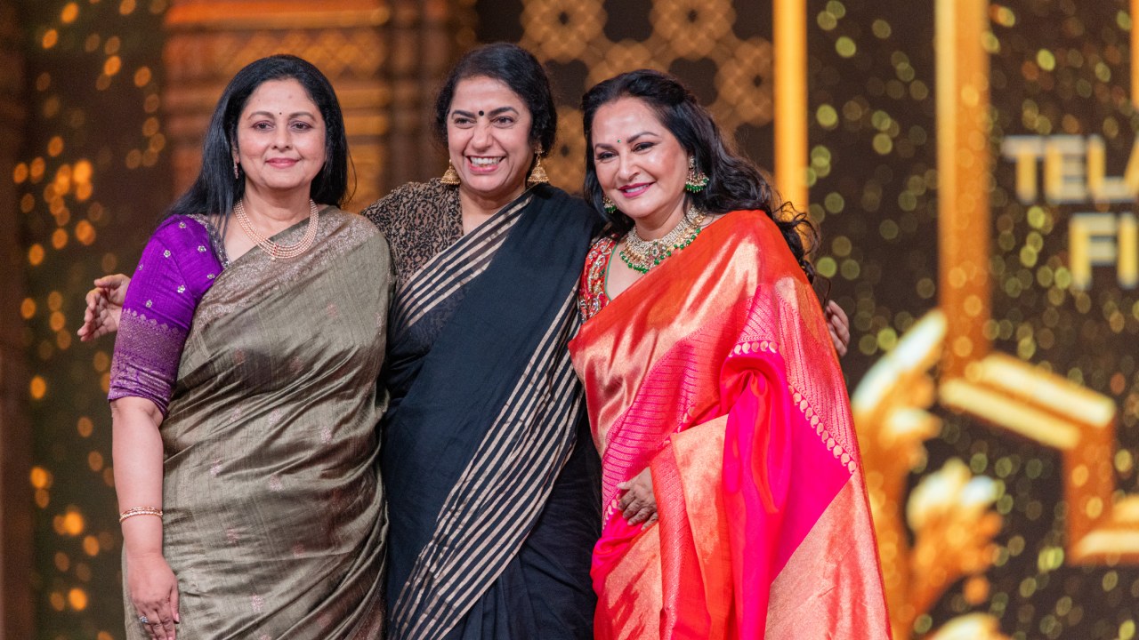 Jayasudha – Jayaprada – Suhasini : అలనాటి హీరోయిన్స్.. ఒకే వేదికపై.. స్పెషల్ ఫోటో వైరల్.. Jayasudha – Jayaprada – Suhasini : అలనాటి హీరోయిన్స్.. ఒకే వేదికపై.. స్పెషల్ ఫోటో వైరల్..