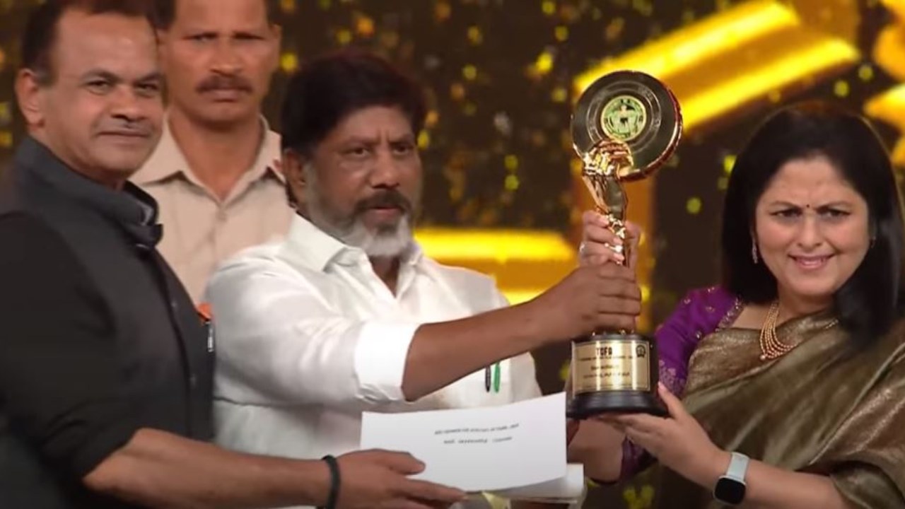 Gaddar Jury Members : గద్దర్ అవార్డులను ఎంపిక చేసిన జ్యూరీ మెంబర్స్ కి కూడా అవార్డులతో సత్కారం.. జ్యూరీలో ఎవరెవరు ఉన్నారంటే.. Gaddar Jury Members : గద్దర్ అవార్డులను ఎంపిక చేసిన జ్యూరీ మెంబర్స్ కి కూడా అవార్డులతో సత్కారం.. జ్యూరీలో ఎవరెవరు ఉన్నారంటే..