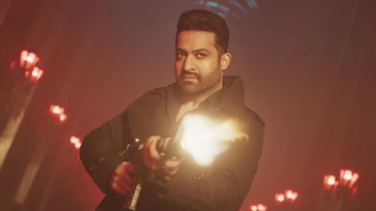 NTR : బాలీవుడ్ లో ఎన్టీఆర్ మరో సినిమా.. షారుఖ్ – సల్మాన్ తో కలిసి.. ? NTR : బాలీవుడ్ లో ఎన్టీఆర్ మరో సినిమా.. షారుఖ్ – సల్మాన్ తో కలిసి.. ?