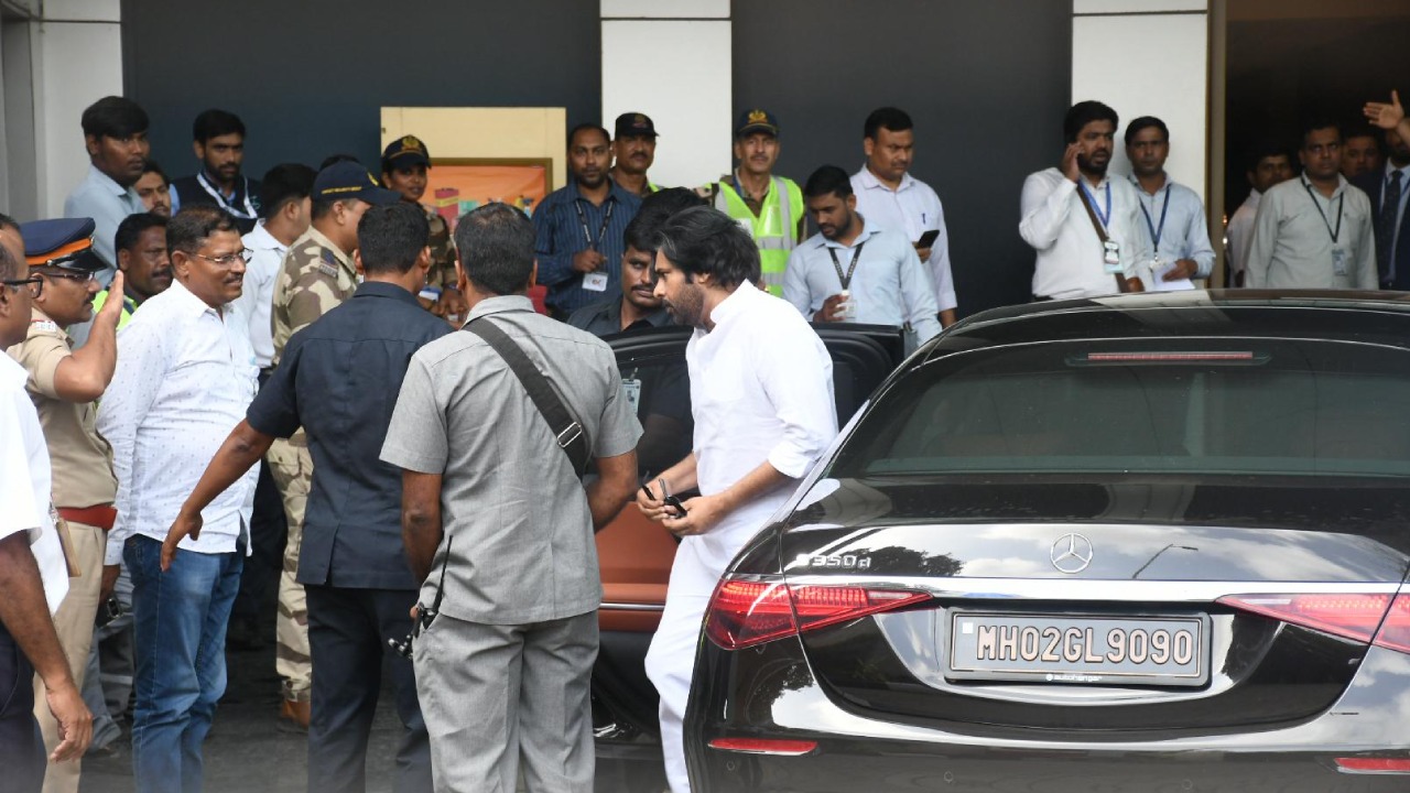Pawan Kalyan : OG షూటింగ్ షెడ్యూల్ పూర్తి.. ముంబై నుంచి పవన్ రిటర్న్..? OG కి మళ్ళీ బ్రేక్.. Pawan Kalyan : OG షూటింగ్ షెడ్యూల్ పూర్తి.. ముంబై నుంచి పవన్ రిటర్న్..? OG కి మళ్ళీ బ్రేక్..