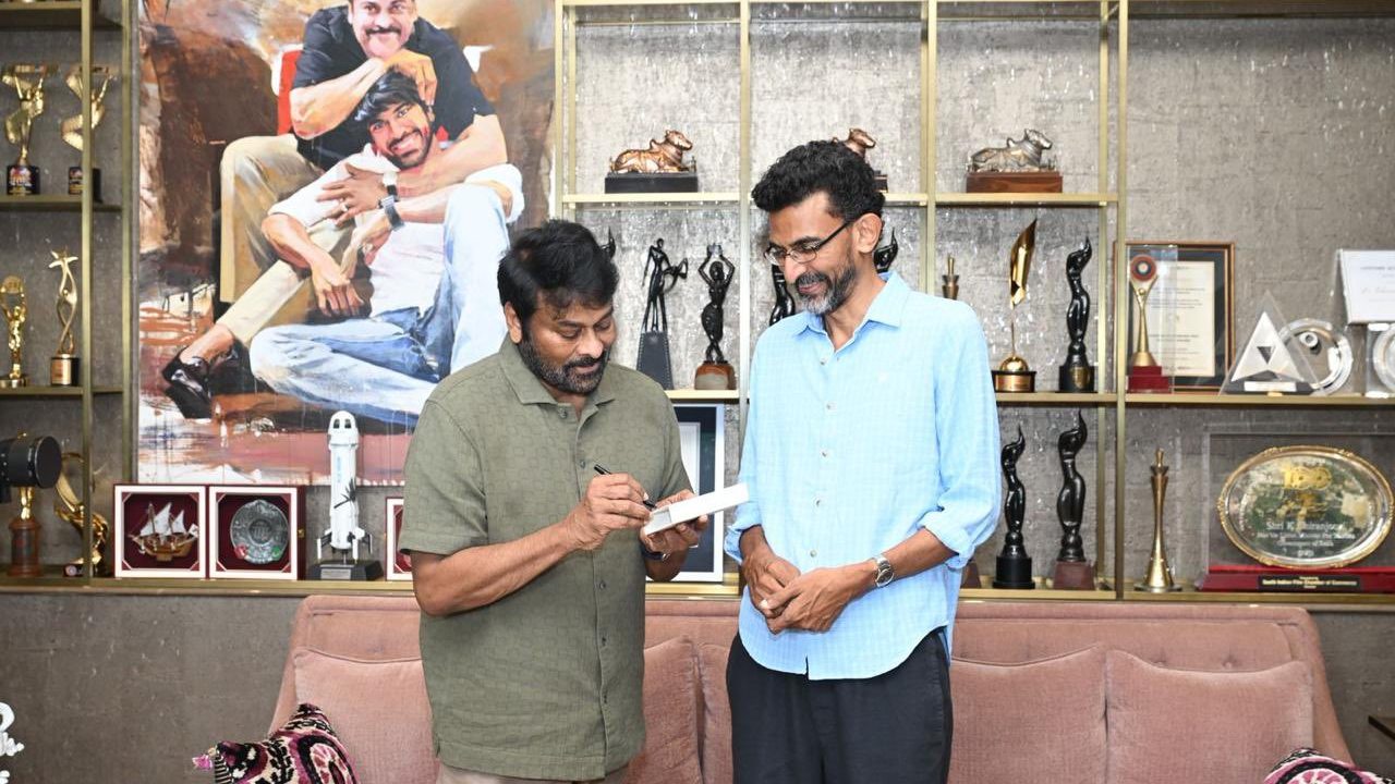 Chiranjeevi : మీలాంటి అభిమాని ఉండటం ఆనందం.. డైరెక్టర్ కి గిఫ్ట్ ఇచ్చి స్పెషల్ పోస్ట్ చేసిన మెగాస్టార్.. Chiranjeevi : మీలాంటి అభిమాని ఉండటం ఆనందం.. డైరెక్టర్ కి గిఫ్ట్ ఇచ్చి స్పెషల్ పోస్ట్ చేసిన మెగాస్టార్..