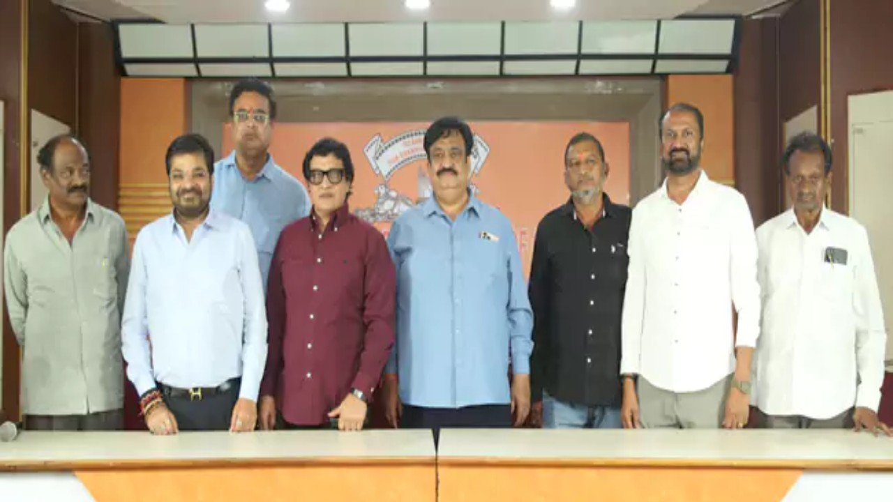 Telangana state film chamber : పవన్ తుఫాను లాంటి వారు.. ఆయన సినిమాని ఆపే అధికారం ఎవ్వరికి లేదు Telangana state film chamber : పవన్ తుఫాను లాంటి వారు.. ఆయన సినిమాని ఆపే అధికారం ఎవ్వరికి లేదు