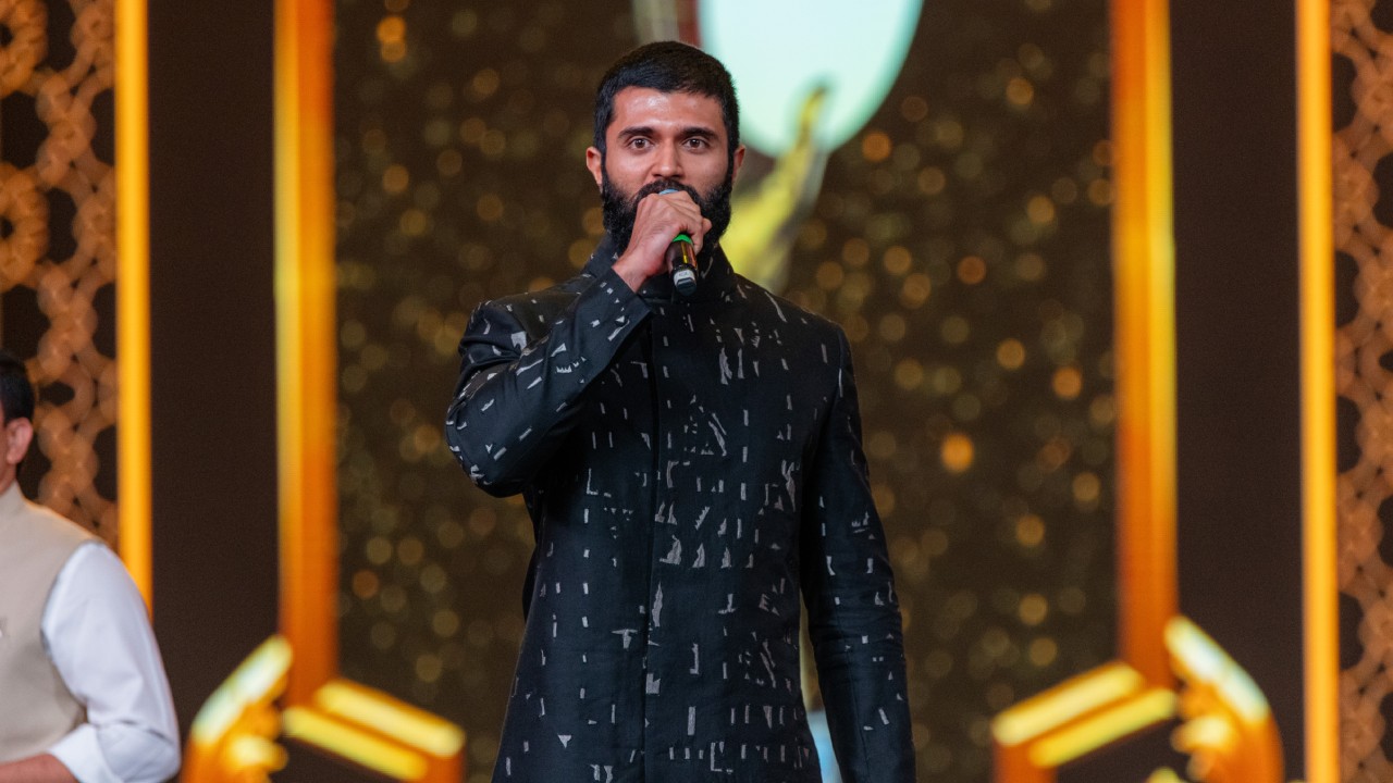 Vijay Deverakonda : ఆల్రెడీ క్లారిటీ ఇచ్చిన విజయ్ దేవరకొండ.. తాజాగా విజయ్ పై sc, st అట్రాసిటీ కేసు నమోదు.. Vijay Deverakonda : ఆల్రెడీ క్లారిటీ ఇచ్చిన విజయ్ దేవరకొండ.. తాజాగా విజయ్ పై sc, st అట్రాసిటీ కేసు నమోదు..