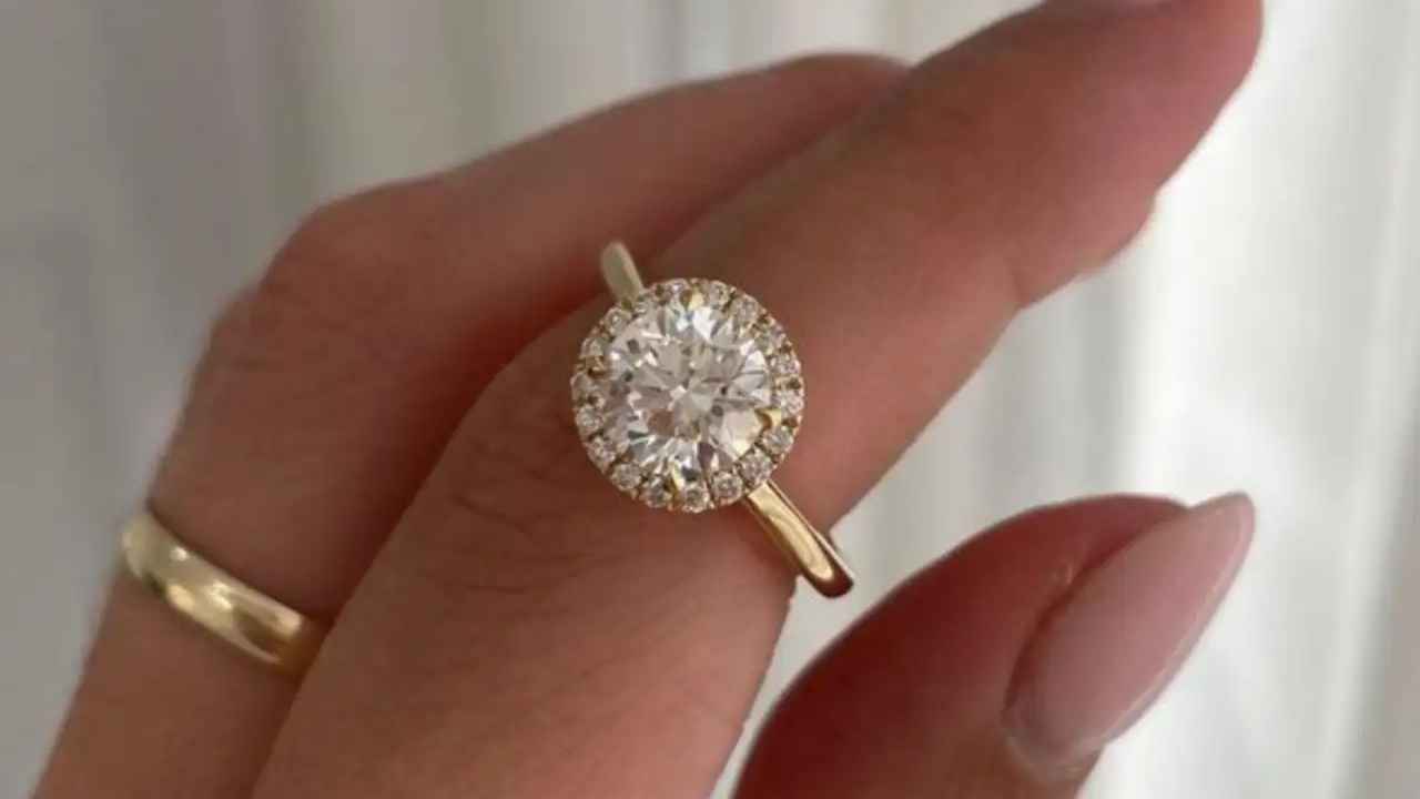 9 Karat Gold: హాల్ మార్కింగ్ పరిధిలోకి 9 క్యారెట్ల బంగారం.. ప్రభుత్వం కీలక నిర్ణయం.. కస్టమర్లకు కలిగే లాభం ఇదే.. 9 Karat Gold: హాల్ మార్కింగ్ పరిధిలోకి 9 క్యారెట్ల బంగారం.. ప్రభుత్వం కీలక నిర్ణయం.. కస్టమర్లకు కలిగే లాభం ఇదే..