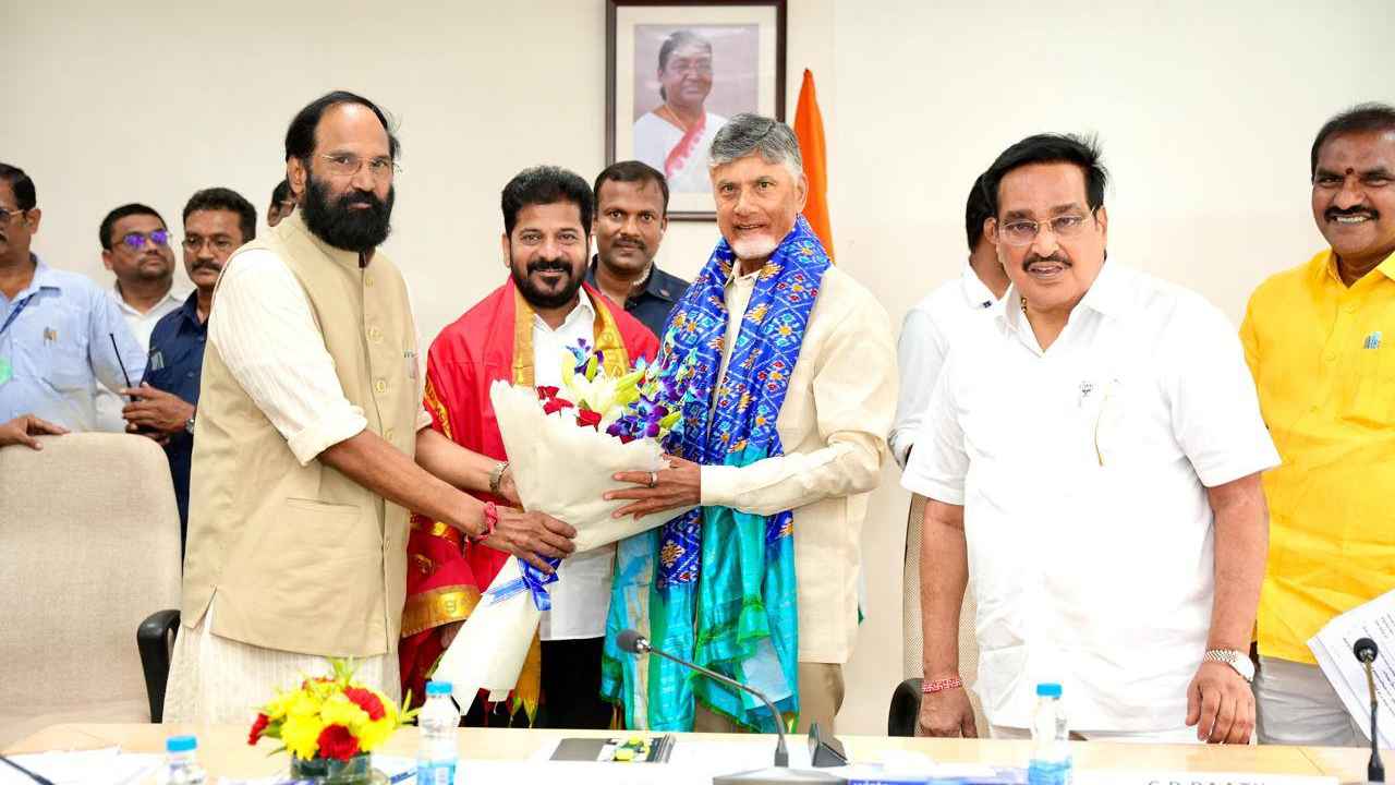 AP Telangana Water Issues: నీటి వివాదాలపై తెలుగు రాష్ట్రాల ముఖ్యమంత్రుల చర్చ.. పోలవరం-బనకచర్ల ప్రాజెక్ట్పై కమిటీ ఏర్పాటుకు నిర్ణయం.. AP Telangana Water Issues: నీటి వివాదాలపై తెలుగు రాష్ట్రాల ముఖ్యమంత్రుల చర్చ.. పోలవరం-బనకచర్ల ప్రాజెక్ట్పై కమిటీ ఏర్పాటుకు నిర్ణయం..