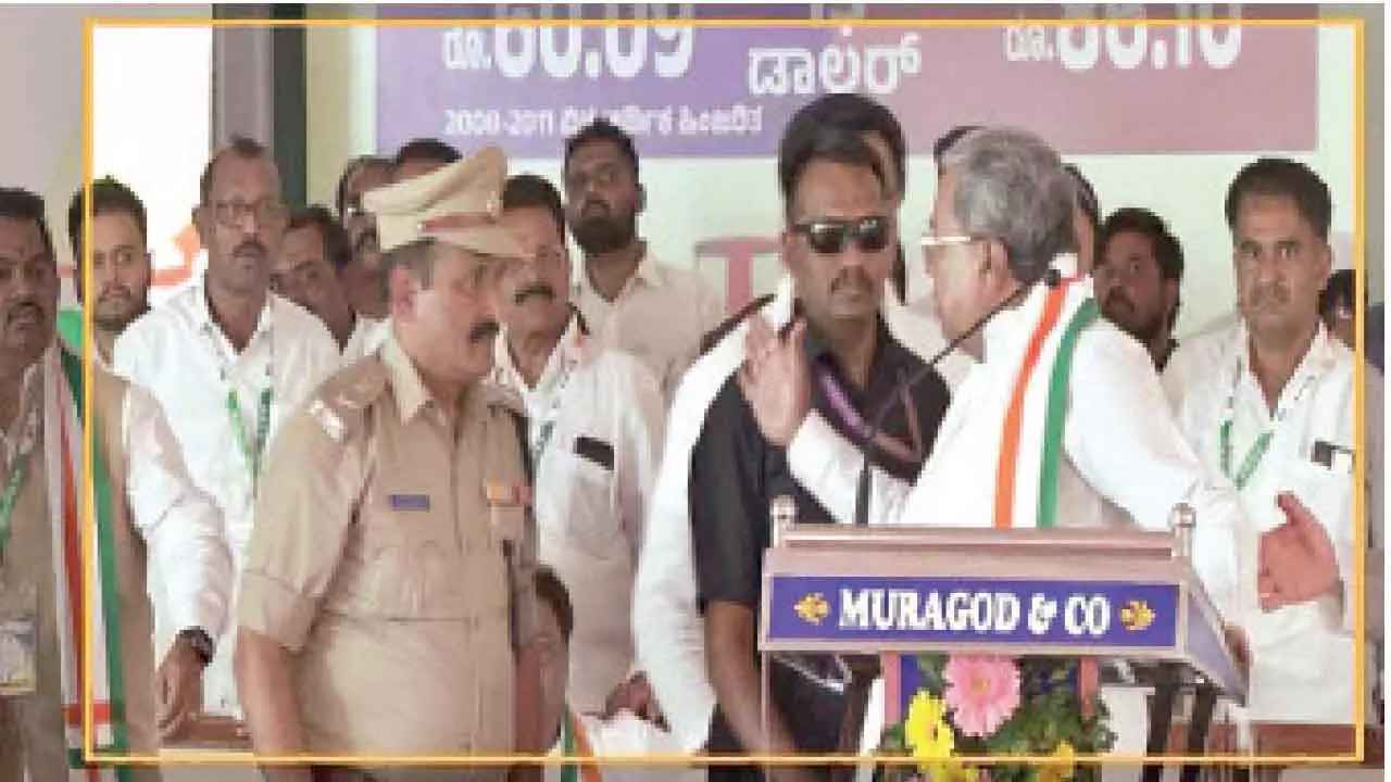 Siddaramaiah Slapgate Row: నిండు సభలో కొట్టబోయిన సీఎం.. ఏఎస్సీ సంచలన నిర్ణయం.. అవమానం తట్టుకోలేకపోతున్నా అంటూ.. Siddaramaiah Slapgate Row: నిండు సభలో కొట్టబోయిన సీఎం.. ఏఎస్సీ సంచలన నిర్ణయం.. అవమానం తట్టుకోలేకపోతున్నా అంటూ..