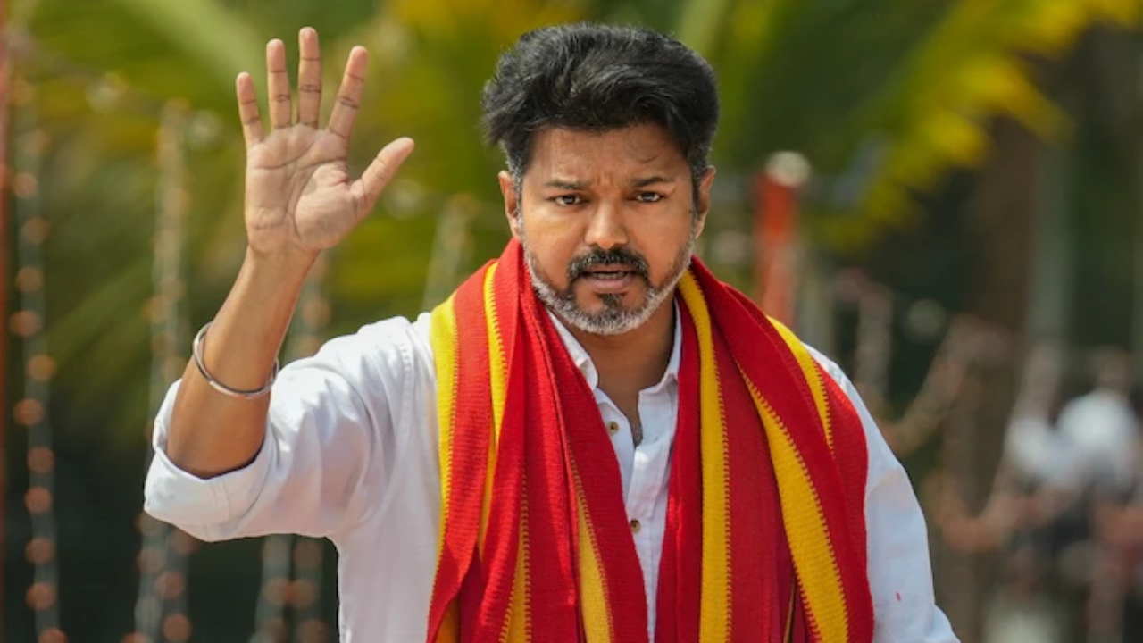 తమిళనాడు ఎన్నికల్లో సింగిల్గా బరిలోకి టీవీకే.. సీఎం అభ్యర్థిగా విజయ్.. ప్రజల్లోకి వెళ్లేందుకు భారీ ప్లాన్ తమిళనాడు ఎన్నికల్లో సింగిల్గా బరిలోకి టీవీకే.. సీఎం అభ్యర్థిగా విజయ్.. ప్రజల్లోకి వెళ్లేందుకు భారీ ప్లాన్