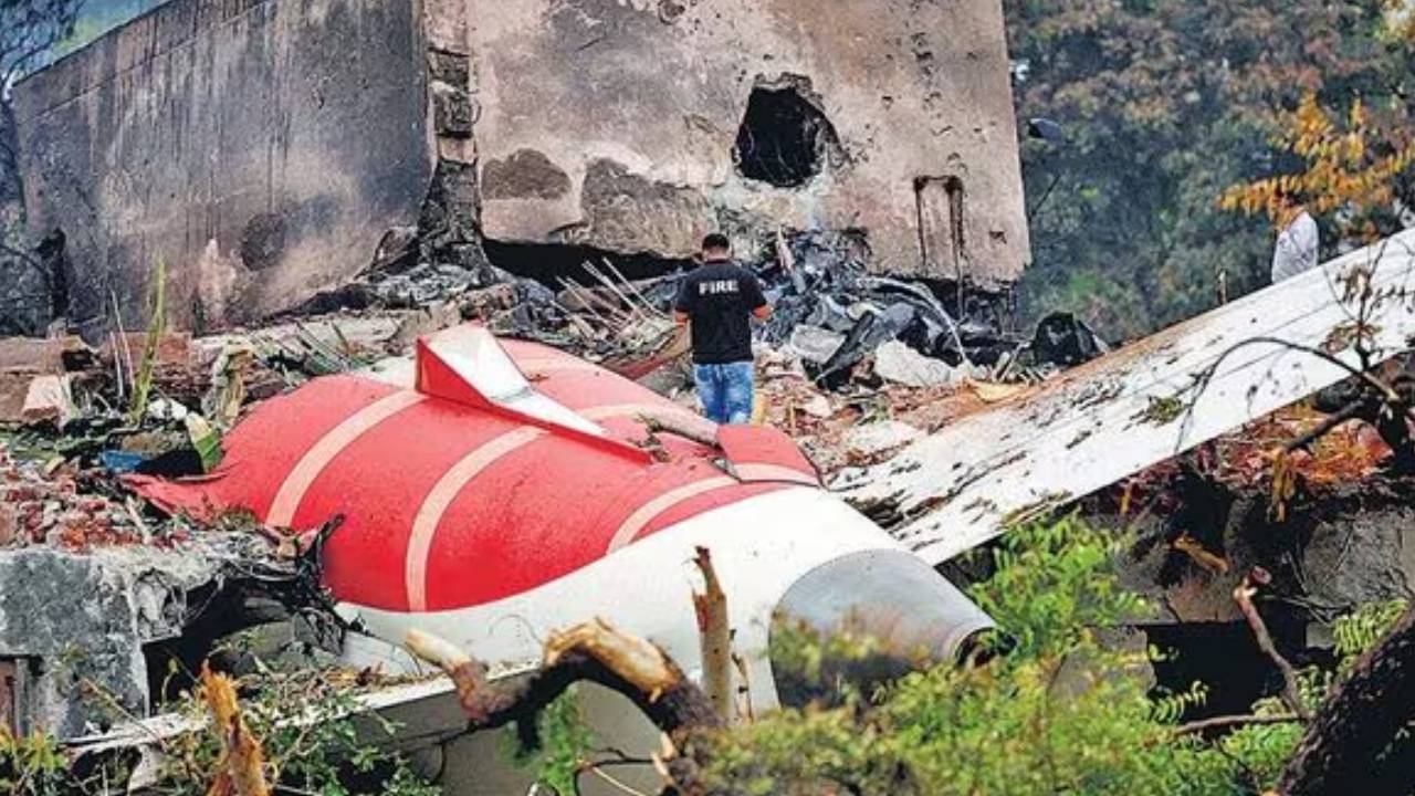 Air India Crash: అహ్మదాబాద్ విమాన ప్రమాదంపై ఏఏఐబీ సంచలన నివేదిక.. ప్రమాదానికి కారణాలు ఇవే.. Air India Crash: అహ్మదాబాద్ విమాన ప్రమాదంపై ఏఏఐబీ సంచలన నివేదిక.. ప్రమాదానికి కారణాలు ఇవే..