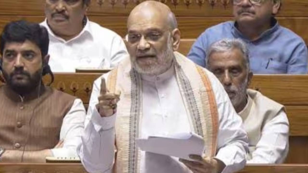 ఉగ్రవాదులను చంపితే విపక్షాలకు సంతోషం లేదు.. పాకిస్థాన్ను కాపాడితే కాంగ్రెస్కు ఏం వస్తుంది..? : లోక్సభలో అమిత్ షా ఫైర్ ఉగ్రవాదులను చంపితే విపక్షాలకు సంతోషం లేదు.. పాకిస్థాన్ను కాపాడితే కాంగ్రెస్కు ఏం వస్తుంది..? : లోక్సభలో అమిత్ షా ఫైర్