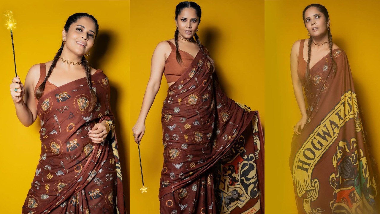 Anasuya Bharadwaj : రెండు జళ్లతో అనసూయ.. మ్యాజిక్ స్టిక్ పట్టుకొని.. ఫొటోలు..