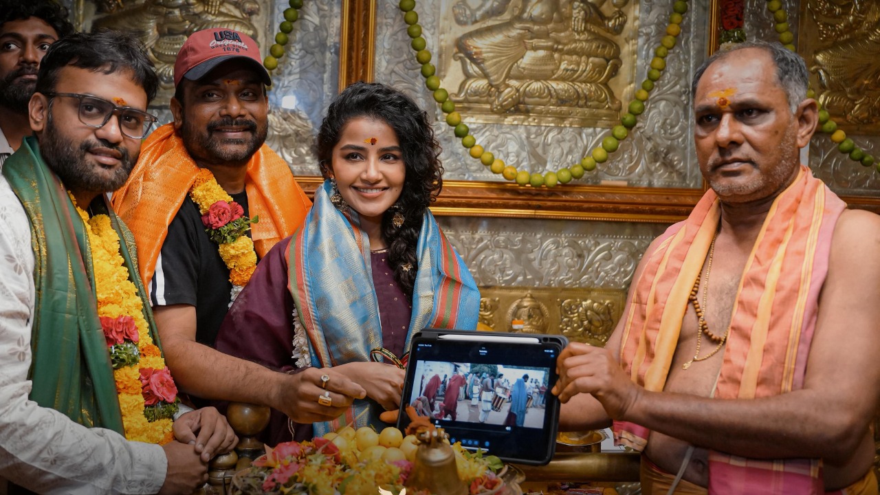 Anupama Parameswaran : బల్కంపేట ఎల్లమ్మ ఆలయంలో అనుపమ పరమేశ్వరన్.. ఫొటోలు..