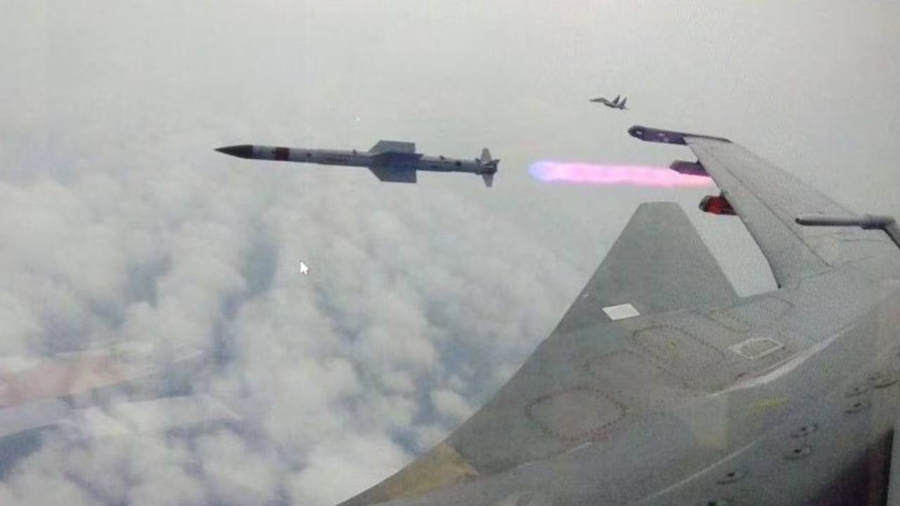 Astra Missile: ‘అస్త్ర’ క్షిపణి పరీక్ష విజయవంతం.. శత్రుదేశాల ఆటలిక సాగవ్.. భవిష్యత్ వైమానిక యుద్ధాల్లో గేమ్ ఛేంజర్.. ప్రత్యేకతలు ఇవే.. Astra Missile: ‘అస్త్ర’ క్షిపణి పరీక్ష విజయవంతం.. శత్రుదేశాల ఆటలిక సాగవ్.. భవిష్యత్ వైమానిక యుద్ధాల్లో గేమ్ ఛేంజర్.. ప్రత్యేకతలు ఇవే..