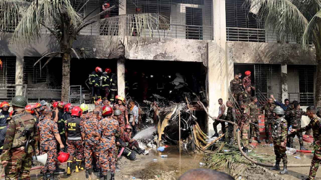 Bangladesh Plane Crash: బంగ్లాదేశ్ లో ఘోర విమాన ప్రమాదం.. కాలేజీపై కూలిన ఎయిర్ ఫోర్స్ జెట్, 19 మంది మృతి, 100మందికి తీవ్రగాయాలు.. Bangladesh Plane Crash: బంగ్లాదేశ్ లో ఘోర విమాన ప్రమాదం.. కాలేజీపై కూలిన ఎయిర్ ఫోర్స్ జెట్, 19 మంది మృతి, 100మందికి తీవ్రగాయాలు..